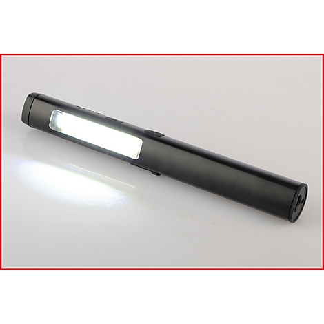 Zwarte LED-werklamp, ingeschakeld. Het lichtgevende oppervlak is rechthoekig, het licht wordt naar beneden uitgestraald. Aan/uit-knop.